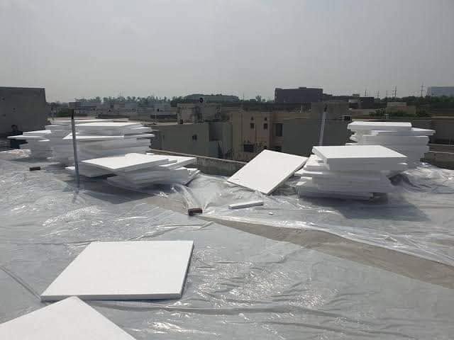 EPS insulation sheets placed on waterproof membrane during roof insulation work